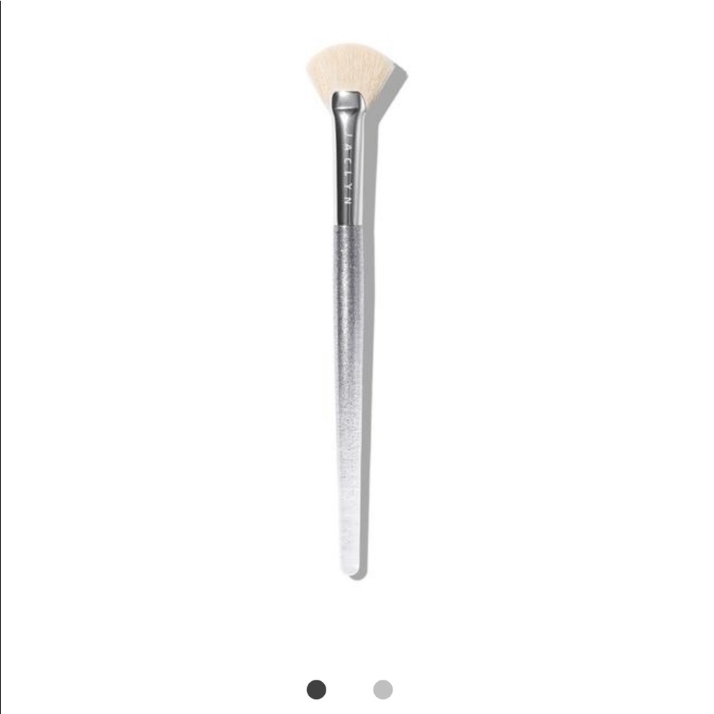 Jaclyn Cosmetics highlight brush